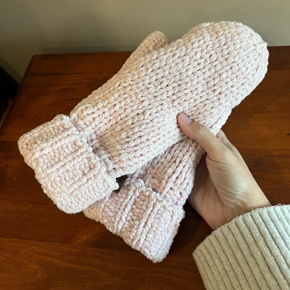 ROOTS soft pink Chenile Soft fleece lined mittens - Picture 5 of 6